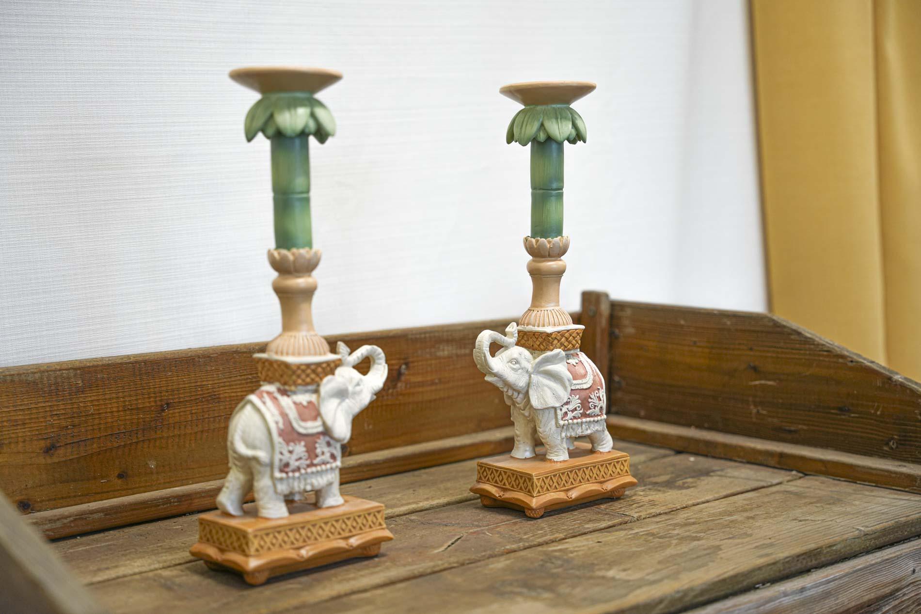 Kandelaar - Olifant roze/groen - Polyresin - 34,50 cm